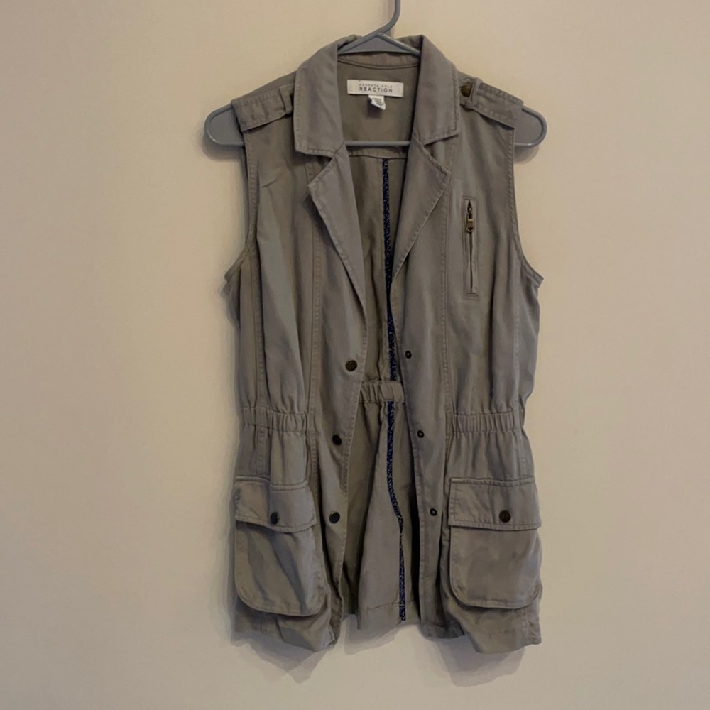 Button down sleeveless jacket/vest